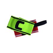 Kapitänsbinde mit der Markierung "C" (Kapitän) in roter und gelber Farbe Kapitänsbinde mit der Markierung "C" (Kapitän) in roter und gelber Farbe